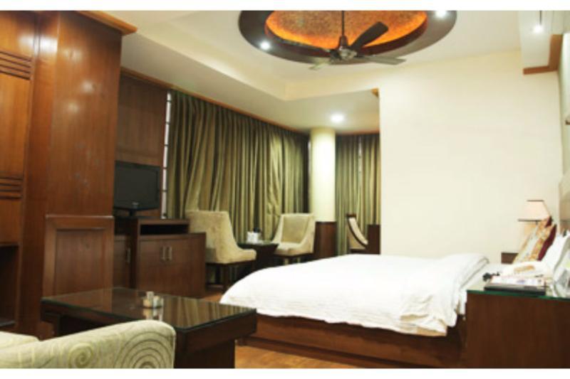 Roopa Elite Hotel 4*